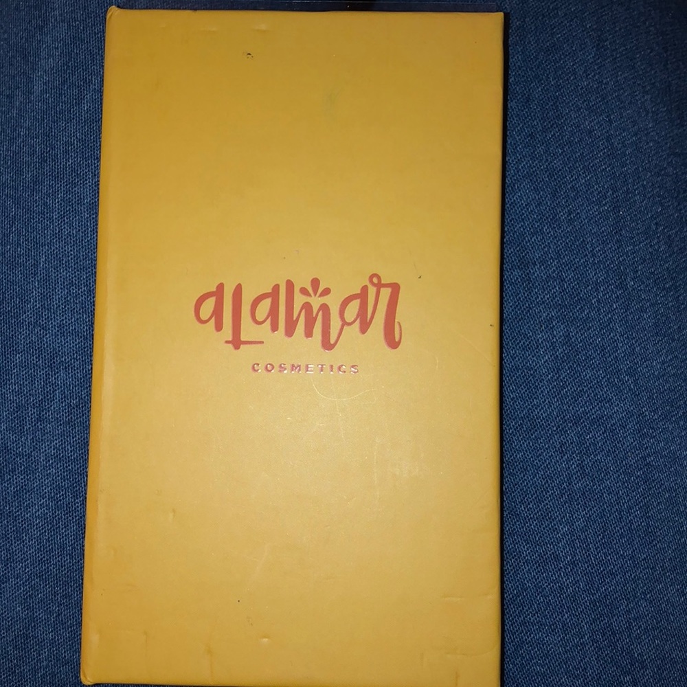 reina del caribe eyeshadow palette